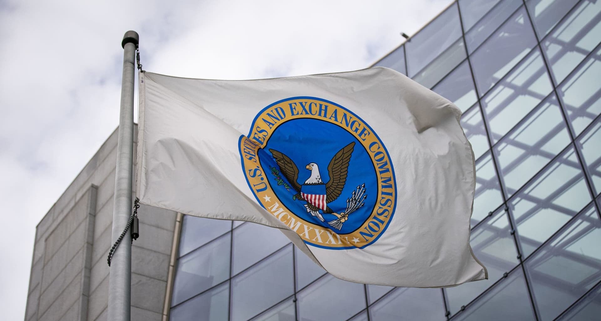 SEC, Eski Coinbase Çalışanıyla Uzlaşmaya Vardı