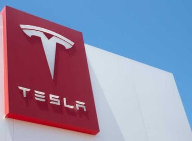 Tesla Nedir? Geleceği Şekillendiren Otomotiv Devi ve Kripto Dünyasındaki Rolü