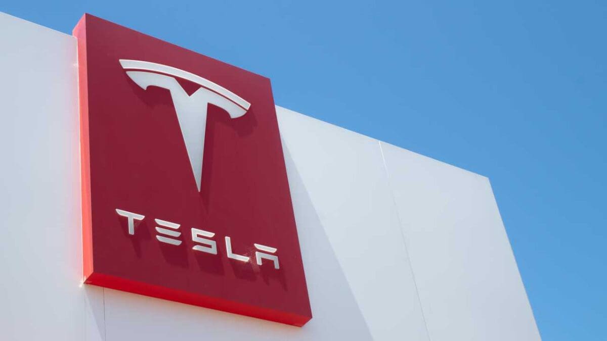 Tesla Nedir? Geleceği Şekillendiren Otomotiv Devi ve Kripto Dünyasındaki Rolü
