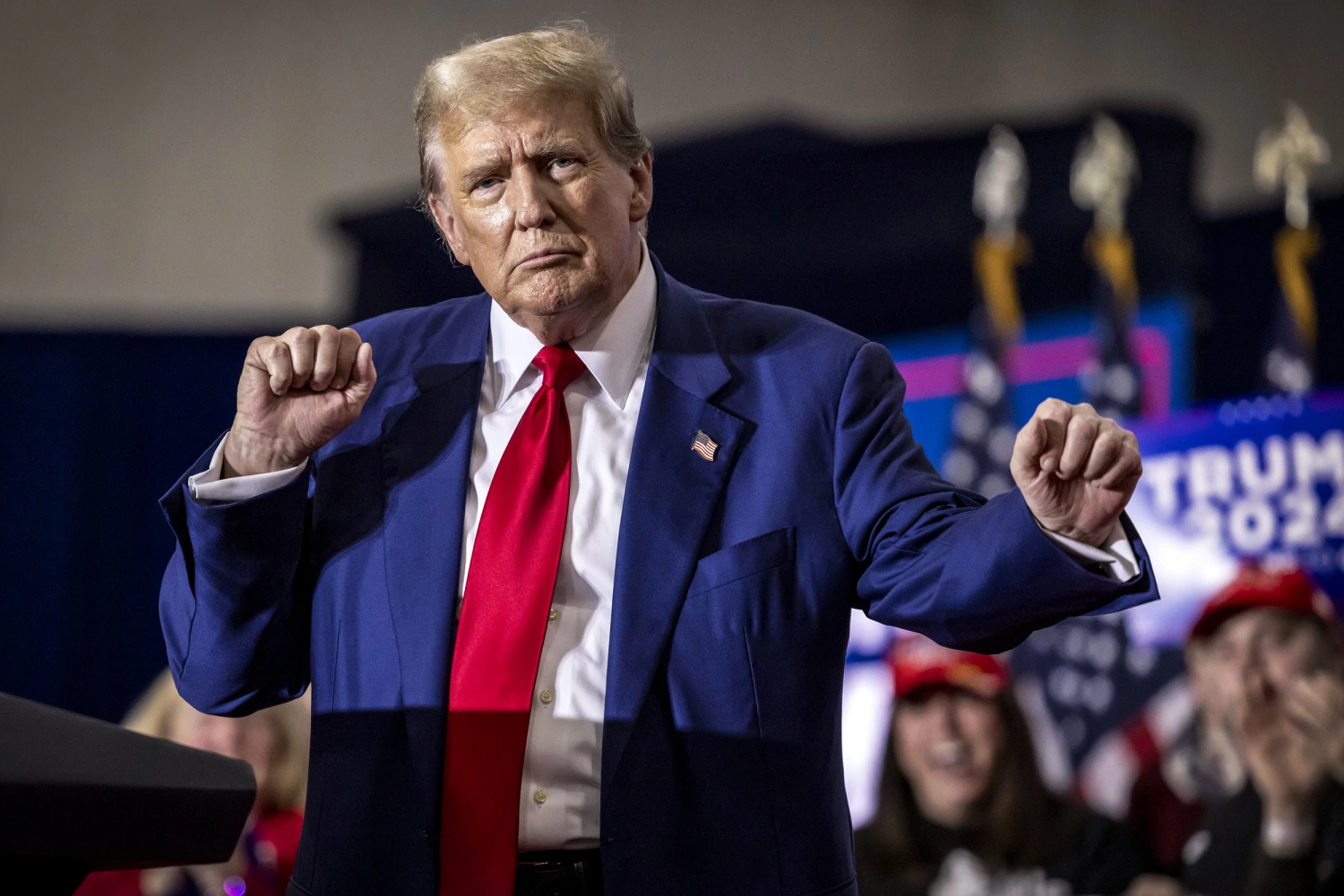 Trump’ın Kripto Gala Yemeği Gerçekleşti: Dışarıda ‘Yolsuzluk’ Tepkisi