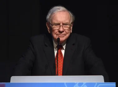 Bir Devrin Sonu: Warren Buffett Berkshire CEO’luğunu Bırakıyor, Trump’ın Tarifeleri Konusunda ise Uyarıda Bulundu