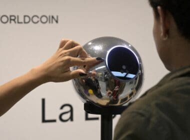Ethe­reum Devinden de Destek Geldi: Kurumsal Gelişmelerin Ardından Worldcoin’de Tarihi Yükseliş