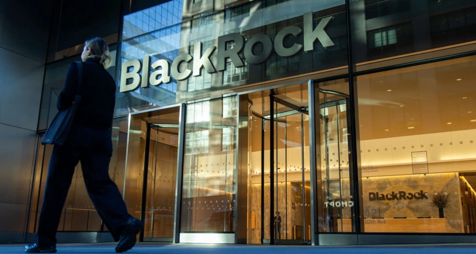 Piyasa Stresi Artarken Dünyanın En Büyük Varlık Yöneticisinde Bitcoin Pozisyonları Azalıyor