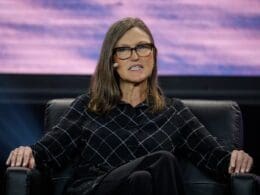 Ark Invest Düşüşü Fırsata Çevirdi: İki Kripto Hissesinde Alım