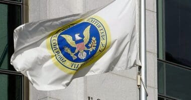 SEC’den İki Farklı Karar: Tokenleştirilmiş Hisse Planını Erteledi, Nasdaq Bitcoin Opsiyonlarına İzin Verdi